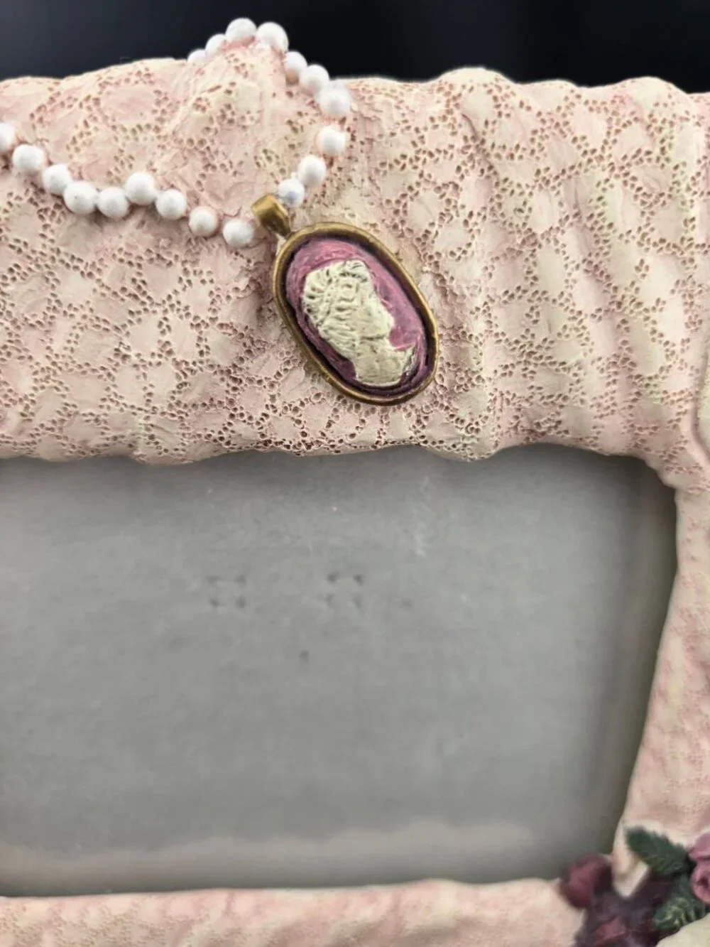 Vintage Victorian-Inspired Resin Photo Frame 3